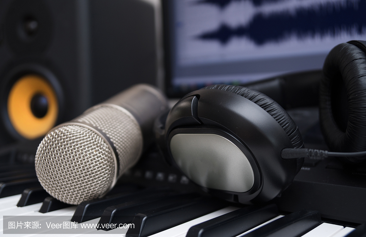 混頻器,電容麥克風(fēng)和專業(yè)監(jiān)視器。家庭音樂(lè)工作室的概念。