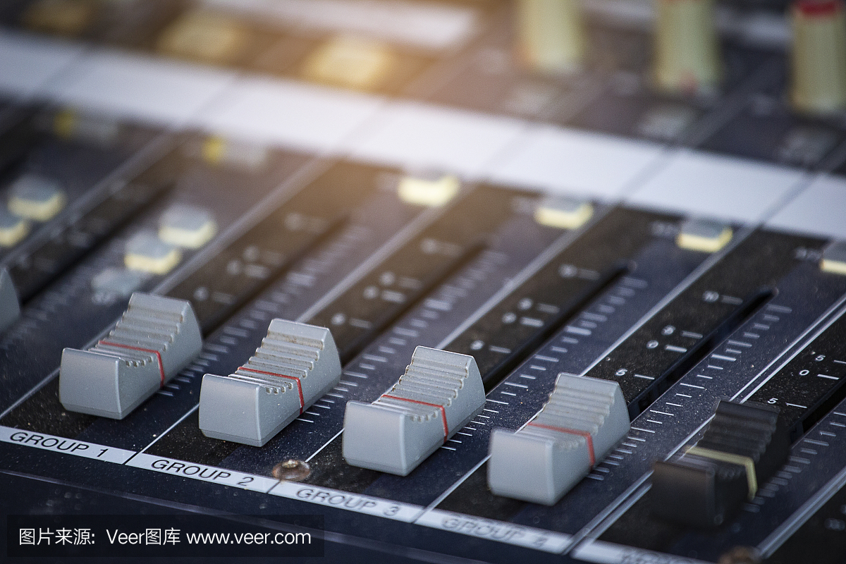 幻燈片調(diào)節(jié)音頻混音器的音量。工作室錄音設(shè)備